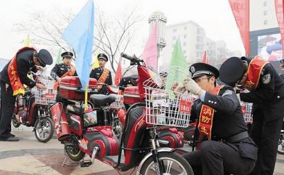 孝义市向部分社区发放消防器材(图)