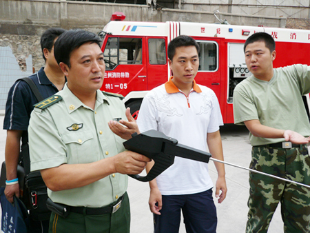 兰州支队组织官兵观摩新型消防器材-兰州