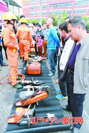 厦门市民体验30米高消防云梯车 高大上