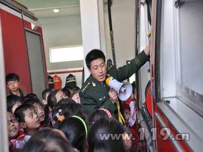 柳林青龙小学360名师生走进红门接受消防