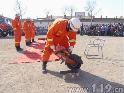 消防演练走进建国四路小学 增强师生自救