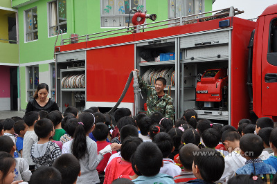 现场讲解安全知识 鄞州消防走进幼儿园送