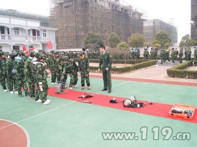 芜湖:千余名军训学生进红门 切身体验消防