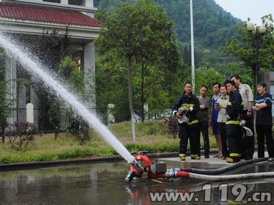宜昌:路政部门负责人进红门取消防经[图]