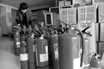 一家消防器材专营店摆放着多种灭火器。本报
