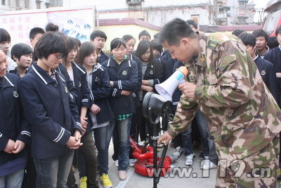 提高消防意识 蚌埠九中师生走进警营体验