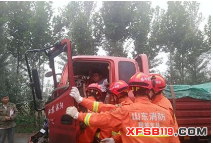 消防江湖网,消防新闻,雨天路滑两车追尾