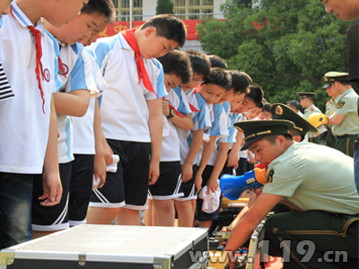 图为学生参观消防器材